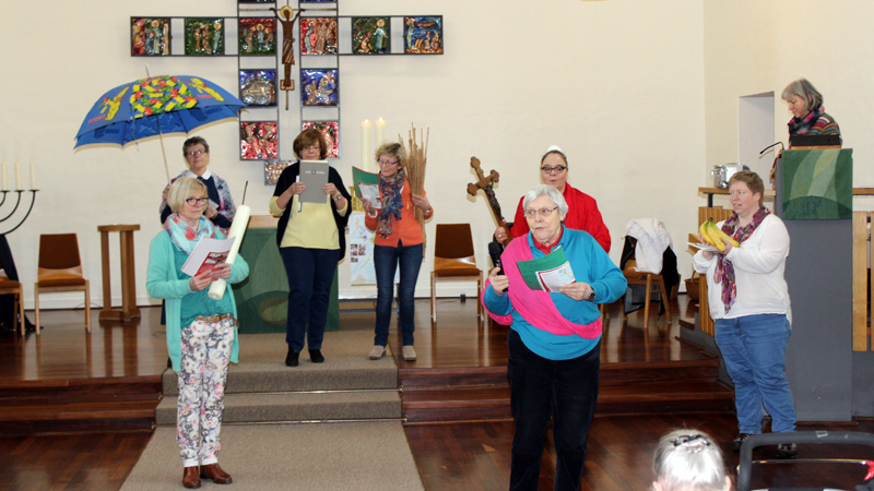 Mitarbeiterinnen der Diakonie Stiftung Salem gestalteten den Gottesdienst zum Weltgebetstag