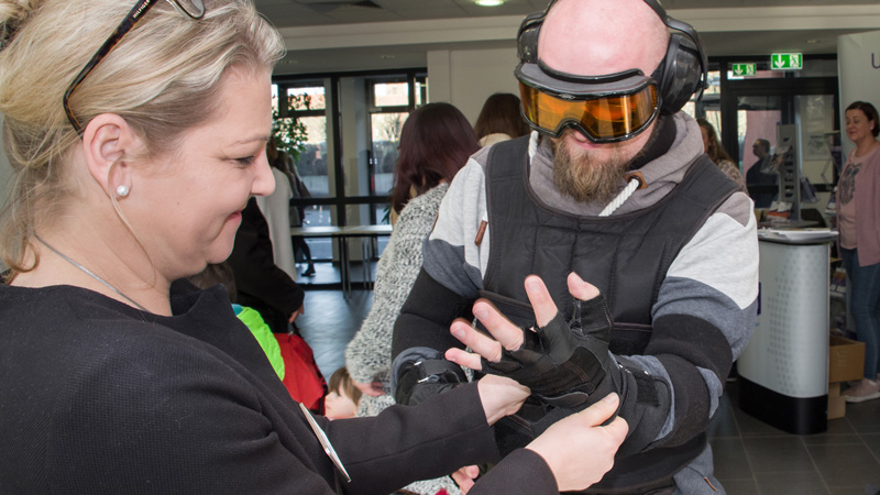 Mit einem Alterssimulationsanzug demonstrierte die Diakonie Stiftung Salem Einschränkungen von Menschen im Alter und machte die besonderen Herausforderungen der Altenpflege deutlich.